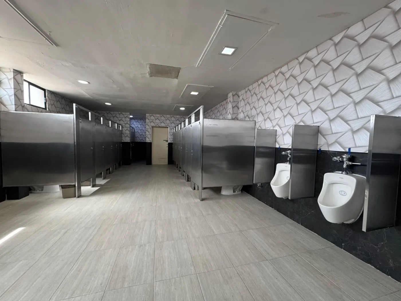 Sanitario completo con mamparas y divisiones de urinal