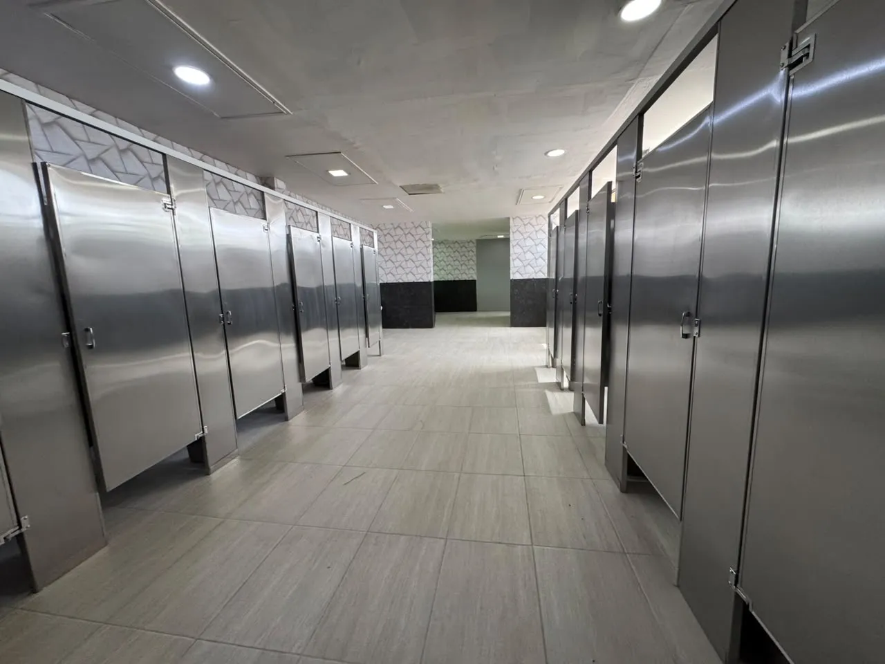 Corredor de mamparas de inoxidable en dos baterías